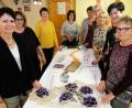 Bild: do
Mit Symbolen zum Thema "Gemeinschaft" versehen wird ein Kunstwerk der Frauenbund-Ortsvereine Oberbibrach, Schlammersdorf und Speinshart die Frauenhaus-Aktion "Rosen statt Veilchen" am Montag, 25. November, in Weiden bereichern.