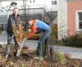 Bild: pchs
Geschäftsführer der Volkshochschule Weiden-Neustadt Stefan Frischholz und Martin Kahl kümmern sich noch um die Letzten Bepflanzungen.