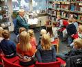 Bild: exb
Der neue Pastoralreferent der katholischen Pfarrgemeinde, Alfred Kick, gestaltet die Vorlesestunde in der Stadtbibliothek.
