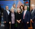 Bild: Gabi Schönberger
Dietmar Striegan (Dritter von links) gratulieren Ehefrau Uta, Tochter Agnes (Tochter Antonia studiert in Schweden) und Mutter Irmgard, Präsident Joachim Vetter (links), Ministerialdirigent Werner Zwick (rechts) und Vorgänger Ulrich Uhlemann, jetzt Vorsitzender Richter am Landesarbeitsgericht.