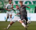 Bild: Daniel Karmann
In der zweiten Halbzeit war der 1. FC Nürnberg deutlich aggressiver. Doch auch Robin Hacvk (rechts) wollte der entscheidende Treffer im 265. fränkischen Derby gegen Greuther Fürth nicht gelingen.