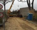 Bild: aks
Die Bauarbeiten rund um die neue B 85-Brücke bei Edelsfeld werden sich noch bis ins nächste Frühjahr ziehen.