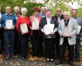 Bild: nag
Die Jubilare des Eisstockvereins Schnaittenbach bringen es zusammen auf 415 Vereinsjahre (von links): Johann Moosburger, Claudia Roth-Winter, Bürgermeister Josef Reindl, Max Schlosser, Richard Dickert, Agnes Schwankl, Erika Höger, Alfred Hermann, Elisabeth Menzel, Hans Grieger, Horst Höger, Uli Linsmeier und Vorsitzender Martin Kausler.