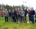 Bild: exb
CSU-Stadtratsfraktion und CSU-Kreisverband Weiden lösen ein Versprechen ein und pflanzen einen Baum im Schätzlerbad als Ersatz für die Verluste nach den Sturmschäden im Herbst 2018.
