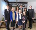 Bild: jzk
Bürgermeister Werner Nickl, Ingrid Herbert, Daniela Köstler, Winfried Herbert, Victoria Köstler, Ramona Herbert und Pfarrer Thomas Kraus (von links) gratulierten Hedwig Flachs (Bildmitte vorne) sehr herzlich zu ihrem 95. Geburtstag.