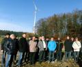 Bild: gf
Über einen Ausbau der Windenergie im Landkreis Amberg-Sulzbach informierte Andreas Wilczek (rechts), der Geschäftsführer der „Bürgerwind Freudenberg Oberland“, bei einer Informationsveranstaltung, zu der das Zentrum für erneuerbare Energien und Nachhaltigkeit (ZEN) nach Witzlricht, den Standort der ersten Windräder im Landkreis eingeladen hatte.