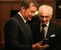 Bild: exb/Sebastian Dippold
Oskar Schwarz (rechts) nimmt die Helmut-Rothemund-Medaille von Uli Grötsch sichtlich gerührt an.