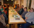 Bild: jr
In kleinem Kreis trafen sich die sechs Flüchtlinge mit Gästen im Cafe des Mehrgenerationenhauses, wo sie anschaulich ihre Flucht aus den Kriegsgebieten nach Deutschland und hier insbesondere nach Mitterteich schilderten. Mit dabei (von links) Zweiter Bürgermeister Stefan Grillmeier und Christina Ponader (Netzwerk Inklusion).