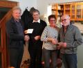 Bild: fvo
1000 Euro zur Unterstützung der Arbeit zweier Klosterschwestern. Für den Pfarrgemeinderat der Pfarrei St. Sebastian Waldthurn übergab Pfarrer Norbert Götz eine Spende von 500 Euro an Franz Wittmann (links), der das Geld der Lennesriether Schwester Diane in Südafrika zukommen lässt. Bernd Bodensteiner (rechts) unterstützt einen Kindergarten in der Slowakei, dort wird er die 500 Euro, die er von PGR-Sprecherin Birgit Bergmann erhalten hat, an die dortige Schwester Teresita übergeben.