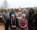Bild: soj
„Eiserne Hochzeit feierten Alois und Berta Knott. Vorne sitzend das Jubelpaar Alois und Berta Knott sowie hinten von links Hubert Knott, Karl-Heinz Knott, Brigitte Knott, Lina Knott, Irmgard Nickl, Heidi Philipp und Günter Kopp.