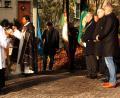 Bild: R. Kreuzer
Pfarrvikar Celestine Joseph Thazhuppil erinnert in Maria Waldrast mit OB Kurt Seggewiß, Kartell und Vereinen an die vielen Millionen Toten der Weltkriege und die Verstorbenen aus dem Ortsteil.