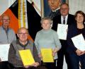 Bild: R. Kreuzer
Als langjährige Mitglieder erhalten Michael Prause, Hans und Helga Troppmann, Lothar und Irmi Höher (von links) Urkunden.Vorsitzender Karl Zitzmann (rechts) reicht die Urkunde von Emil Lehner später nach.