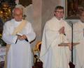 Bild: jr
Pfarrer Marek Baron (Mitte) führte dieses Mal den Gebetstag um die Seligsprechung der Theres Neumann an. Mit am Altar standen Pfarrseelsorger Pater Benedikt Leitmayr (rechts) und Diakon Karl Pemsl (Deutschen Orden).