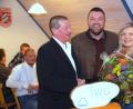 Bild: bkr
IWG-Vorsitzender Ludwig Melzner (links) wünschte Adrian Scheitler viel Erfolg beim Weg ins Rathaus. Gattin Tanja überreicht er einen hübschen Blumenstrauß.