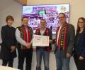 Bild: rn
Die Firma Lippert spendet 10.000 Euro für das Projekt "Hand in Hand fürs Nagaland". Hans Rupprecht (Mitte) nimmt den Scheck von Claudia Leipold (von links), Winfried Hein, Geschäftsführer Hubert Schug und Julia Hacker entgegen.