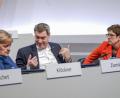 Bild: Michael Kappeler/dpa
CSU-Chef Markus Söder zwischen Bundeskanzlerin Angela Merkel (links) und CDU-Chefin Annegret Kramp-Karrenbauer.