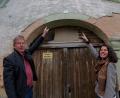 Bild: tr
Alfred Wolf und Ida Petioka vor dem Ackerbürgerhaus. Ende kommenden Jahres soll die Sanierung abgeschlossen sein.