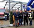 Bild: mef
Mit einem keinen Heb-Fest-Hellem stoßen (von links) Bürgermeister Günter Stich, Simon Bergler, Landrat Andreas Meier und Kommandant Felix Müller auf den aktuellen Bauabschnitt an.