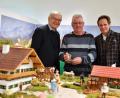 Bild: Florian Miedl/fph
Laden ein zur Sonderausstellung „Fast vergessene Marktredwitzer Krippen“ im Egerland-Museum (von links): Bürgermeister Horst Geißel, „Kripperer“ Albin Artmann und Museumsleiter Volker Dittmar.