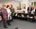 Bild: hcz
Stadtrat Hans Forster, Iwona Reichel und Werner A. Reichel begrüßen bei der 10. Vernissage der Künstlerin zwei Dutzend Besucher in der Galerie im Alten Schulhaus.