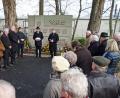 Bild: Dobmeier
Der Verstorbenen der Vertreibung und Flucht gedenken am Vertriebenenmahnmal Rainer Wagner (links am Gedenkstein) und Norbert Uschald (rechts daneben) am Totensonntag mit den Vertretern der Landsmannschaften und Mitbürgern.