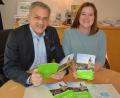 Bild: jr
Bürgermeister Roland Grillmeier und Christiane Bleistein stellten den neuen Seniorenwegweiser vor.