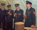 Bild: sön
Der Baumstamm ist durchsägt. Kommandant Martin und Vorsitzender Richard Reiser Reiser haben ein Bier verdient, sind Thanheims Vorsitzender Marcus Färber und Kommandant Michael Rothut III. (von rechts) überzeugt