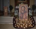 Bild: sck
Das Christkönigsbild mit den Lichtern am Altar.