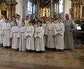 Bild: prh
Sara Eich, Sophie Michl und Augustin Birner (vorne, von rechts) wurden am Hochfest Christkönig in einem feierlichen Gottesdienst, den Guardian Pater Stanislaus (hinten, Fünfter von rechts) gemeinsam mit seinem Vorgänger Pater Stanislaus (rechts) zelebrierte, als Ministranten aufgenommen. .
