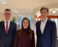 Bild: exb/Jana Silvie Humrich
Kathrin Hofstetter (Mitte) folgt Felix Rauschek (rechts) als Geschäftsführerin der Asklepios-Klinik Burglengenfeld. Mit im Bild: Joachim Ramming (links).