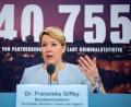 Bild: Bernd von Jutrczenka/dpa
Franziska Giffey (SPD), Bundesfamilienministerin, präsentiert anlässlich des Internationaler Tages gegen Gewalt an Frauen im Bundesfamilienministerium die Zahlen der Kriminalstatistik 2018 zur Partnerschaftsgewalt.