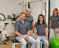 Bild: Stephan Huber
Sabine und Peter Distler (vorne, sitzend) mit ihrem Team in der neuen Physiotherapie-Praxis in der Emailfabrikstraße 13 in Amberg.