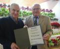Bild: mma
Vorsitzender Josef Moosburger (rechts) ernennt Werner Krieger zum Ehrenmitglied des Obst- und Gartenbauvereins Hahnbach.