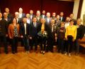 Bild: ct
Die Kandidaten der Vilsecker CSU für die Wahl des Bürgermeisters und des Stadtrats mit Spitzenkandidat Markus Graf (vorn, Vierter von links, mit Ehefrau Simone) und Kreisvorsitzendem Harald Schwartz.