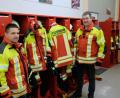 Bild: do
In Gelb und Rot gehalten sind die neuen Schutzanzüge für alle vier Feuerwehren der Stadt. Nach der Neuausstattung der Grafenwöhrer Brandschützer in diesem Jahr bekommen 2020 auch die weiteren Ortsfeuerwehren neue Jacken. Alle tragen den Schriftzug "Feuerwehr Stadt Grafenwöhr". Vorsitzender und Kommandant Alexander Richter (links) sowie stellvertretender Vorsitzender Markus Englhardt schlüpfen für eine Präsentation der Schutzanzüge in die Rolle der schicken "Dressmans".