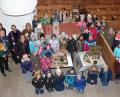 Bild: rpp
Zur Erinnerung an den diesjährigen Kinderbibeltag stellen sich nach einem Gottesdienst alle kleinen und großen Teilnehmer für ein Foto auf.