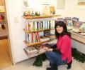 Bild: rpp
Karin Sieber informiert sich bereits in der Weihnachtsecke. Neue Weihnachtsromane sind das Richtige für kalte Winterabende am Kamin oder mit einer Kuscheldecke auf der Couch. Aber auch Backbücher warten auf die Büchereigäste.