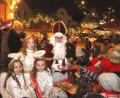 Bild: Hirsch
Christkind, Engel und der Nikolaus verteilten zur Eröffnung des Schwandorfer Weihnachtsmarktes gefüllte Adventskalender.