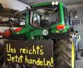 Bild: Herbert Schmidt
Gummistiefel baumeln an dem Schild, das Herbert Schmidt aus Nitzlbuch an seinen Traktor geschraubt hat.