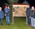 Bild: fjo
Unmittelbar neben dem Eingang zur Vereinshütte übergeben (von rechts) Hans Preßl, Ewald Zetzl, Andreas Neuber und Hüttenwart Georg Neuber ein selbst kreiertes Insektenhotel seiner Bestimmung.