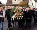Bild: R. Kreuzer
Mit einem Schweigemarsch durch den Ortsteil errichten die Menschen den Gedenkstein, die Fahne der Siedlergemeinschaft geht voran.