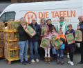 Bild: dob
Rewe-Marktinhaberin Anja Schaller (links) überreicht an die Vohenstraußer Tafel Waren im Wert von 1500 Euro. Hedwig Reger (Zweite von links) konnte es mit ihrem Team gar nicht glauben, dass in der Bevölkerung so eine große Spendenbereitschaft vorhanden ist.
