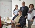 Bild: sck
Gratulation zum 80. Geburtstag (von links): Pflegefachkraft Natalia Swidulescu, Jubilar Herbert Rödel, Zweiter Bürgermeister Herbert Lehner und Betreuungsassistentin Heike Hirschmüller.