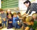 Bild: rpp
Anfassen erlaubt! Erika Passon übergibt einen Igel in die Hände der Schulkinder.