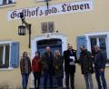 Bild: fphs
Zur Übergabe des Förderbescheids für die Restaurierung des „Goldenen Löwen“ kamen (von links) Daniela Pöhlmann von der Stewog, Martina Prucker vom Bauamt, Bauamtsleiter Stefan Büttner, Krystina Stegert, Oberbürgermeister Oliver Weigel, Reinhard Stegert und Max Wittmann.