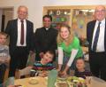 Bild: Hirsch
Bürgermeister Harald Bemmerl, Pfarrer Stefan und Dekan Hans Amann (von links) freuten sich mit den Kindern und Kinderpflegerin Tina Sumbiller über die Bedingungen mit neuem Kindergarten mit Kinderkrippe.