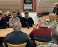 Bild: mez
Sehr gut besucht war die Bürgerversammlung im Ahornberger Feuerwehrhaus, bei Zweiter Bürgermeister Josef Hecht (stehend) unter anderem Fragen zum geplanten Rathausneubau beantwortete.