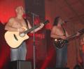 Bild: frd
Ein begeistertes Publikum lassen Michi Dietmayr, Roland Hefter und der Keller Steff (von links) in Pertolzhofen zurück. Oben ohne stehen die "3 Männer nur mit Gitarre" aber erst zum Finale bei "Kultur im Stodl" auf der Bühne.