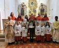 Bild: gz
Pfarrer Erwin Bauer und Pfarrvikar Bivin dankten den neuen Minis für ihre Bereitschaft am Altar zu dienen und Anna-Lena Klug für ihre siebenjährige Treue.