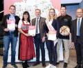 Bild: Metropolregion Nürnberg, Rudi Ott/exb
Fabian Polster von der Arge Fisch, Gabi Bleistein und Bürgermeister Roland Grillmeier als Vertreter der Zoigl-Stadt Mitterteich, Verena und Patrick Kutzer von der Bäckerei Kutzer sowie stellvertretender Landrat Alfred Scheidler (von links) freuen sich, dass es viele Produkte aus dem Landkreis auf die kulinarische Landkarte geschafft haben.